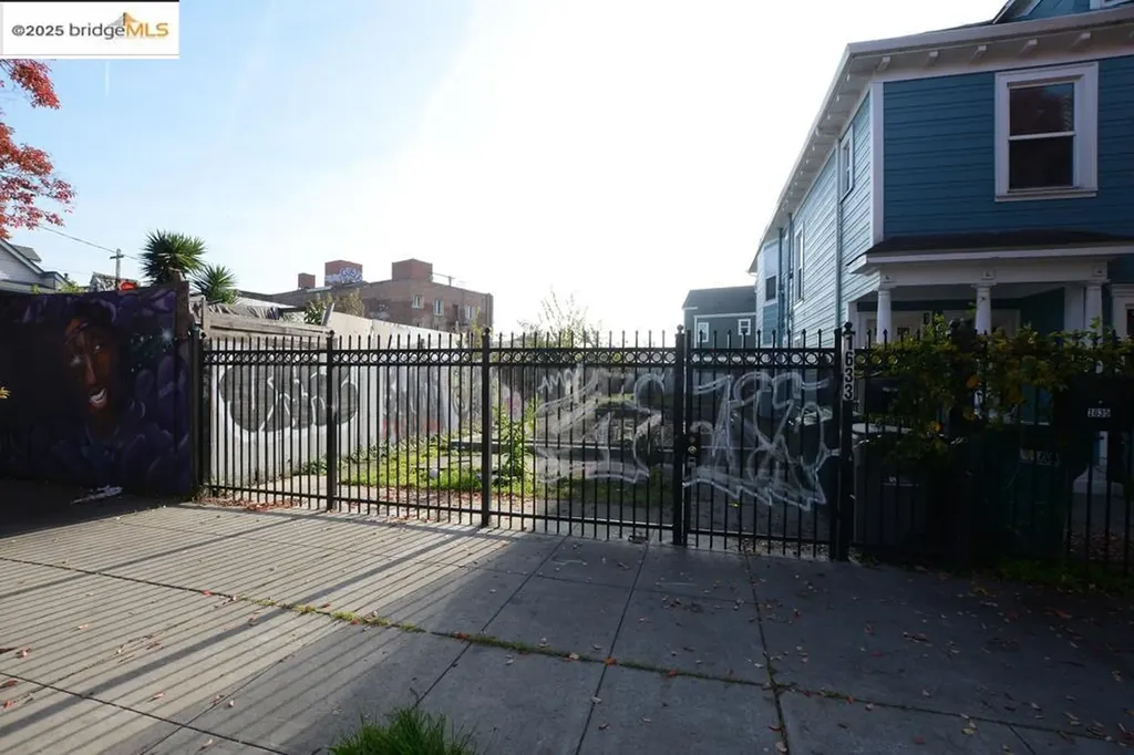 1633 8th Street Oakland CA 94607