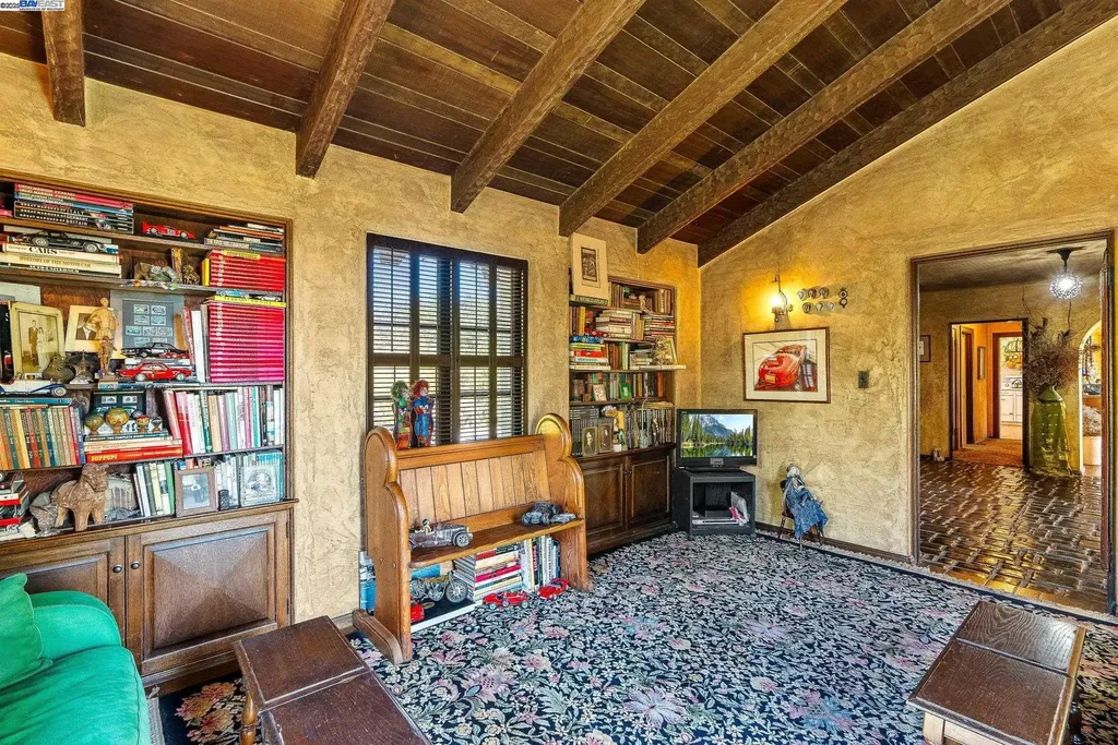 921 Warren Street Hayward CA 94541