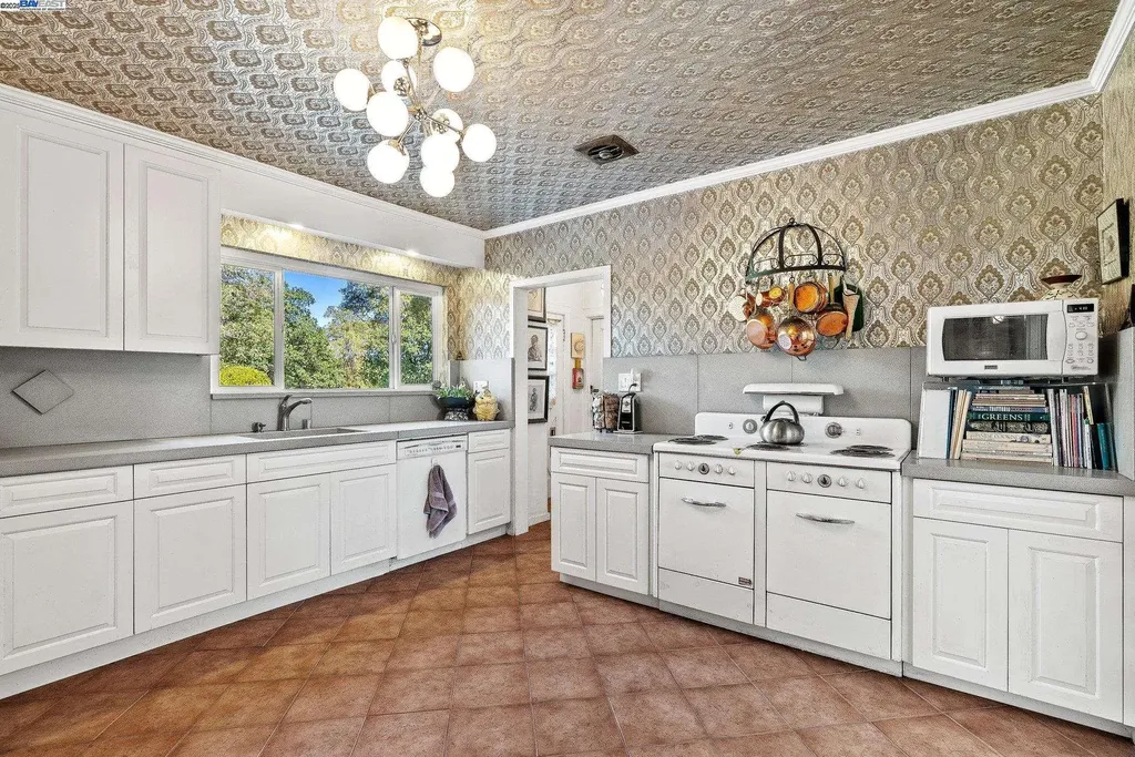 921 Warren Street Hayward CA 94541