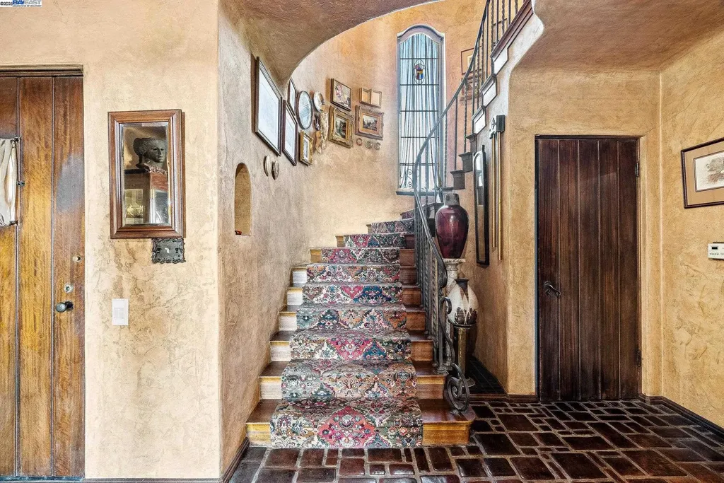 921 Warren Street Hayward CA 94541