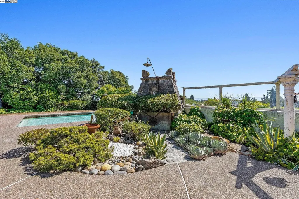 921 Warren Street Hayward CA 94541