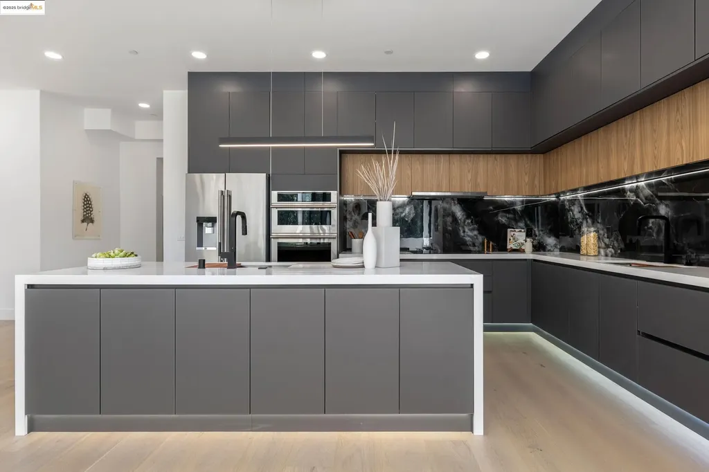 7260 Woodrow Drive Oakland CA 94611