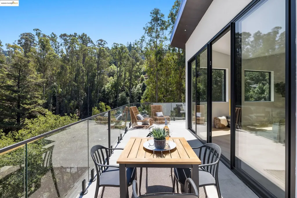 7260 Woodrow Drive Oakland CA 94611