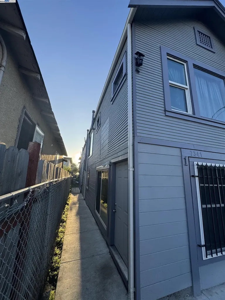 7341 Lockwood Street Oakland CA 94621
