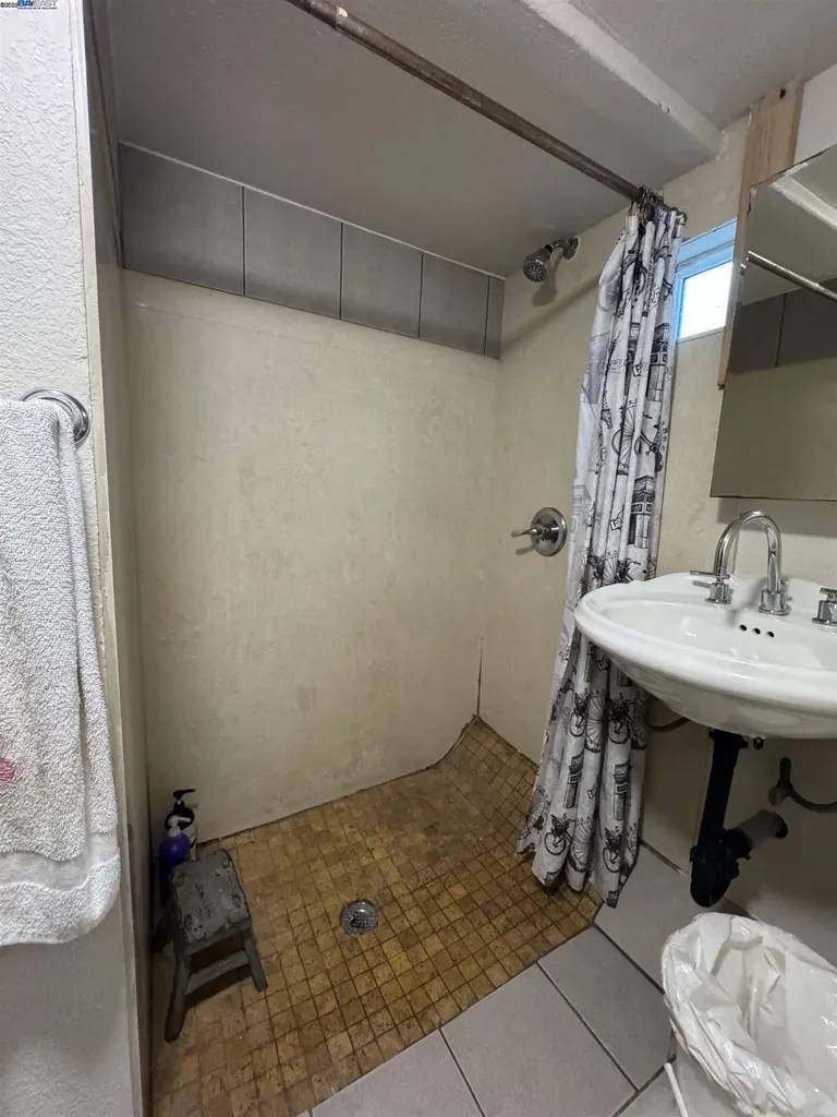 7341 Lockwood Street Oakland CA 94621