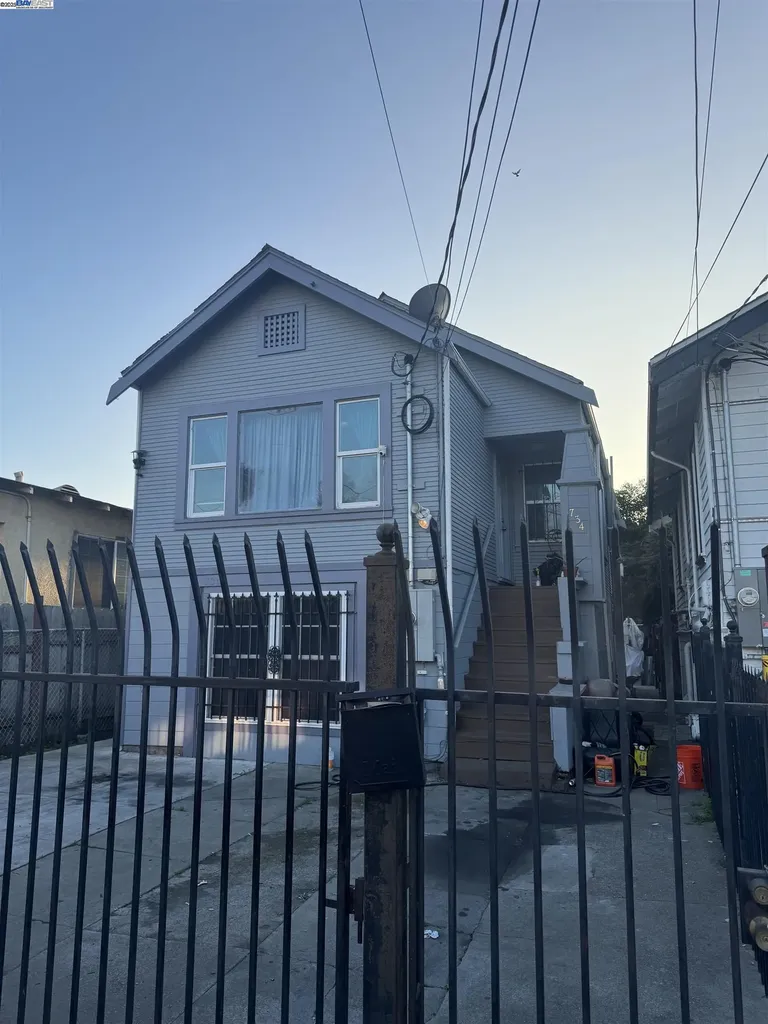 7341 Lockwood Street Oakland CA 94621