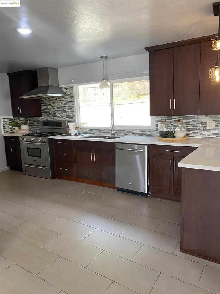 8454 Ney Avenue Oakland CA 94605