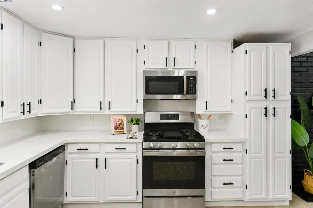 6330 Tri Lane El Sobrante CA 94803