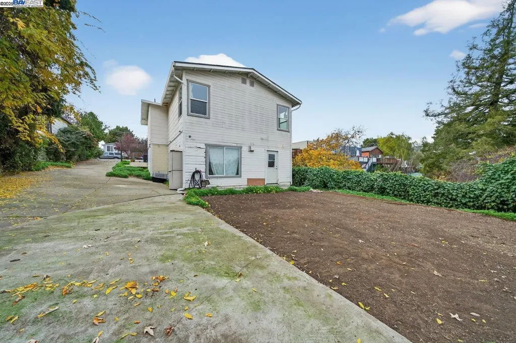 229 Lake Avenue Rodeo CA 94572