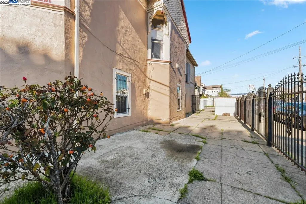 856 21st Street Oakland CA 94607