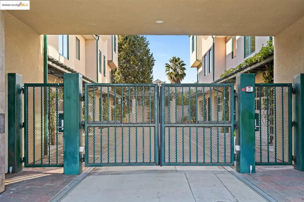 6555 Shattuck Avenue Oakland CA 94609