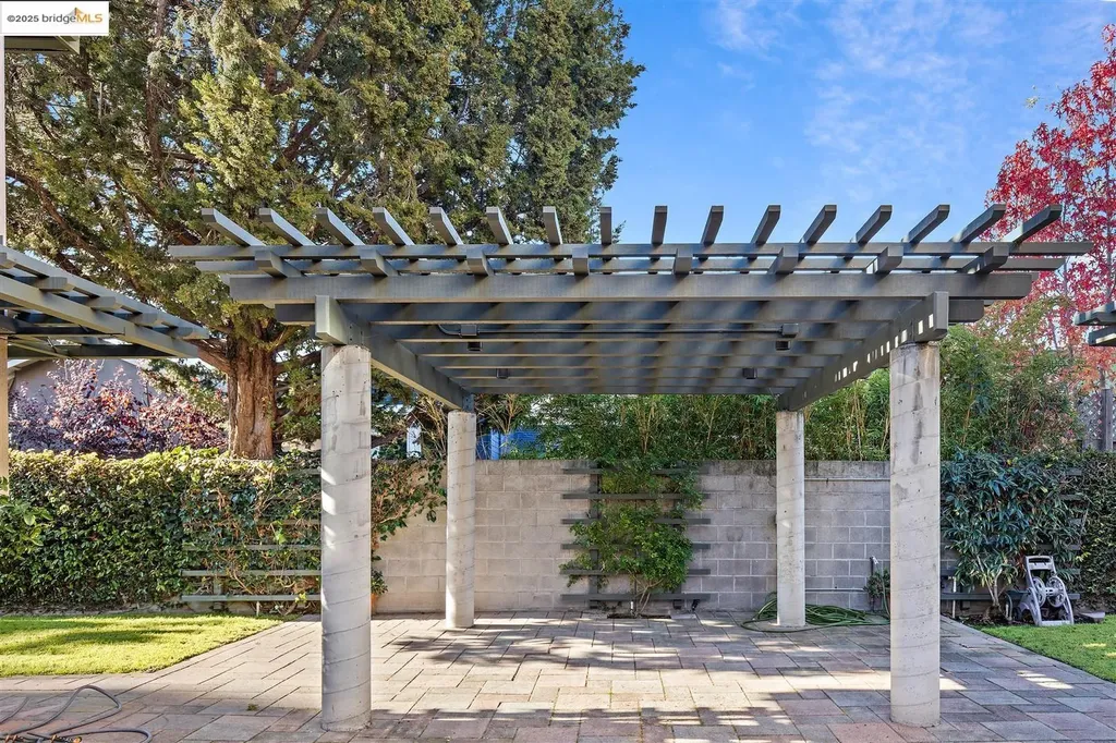 6555 Shattuck Avenue Oakland CA 94609