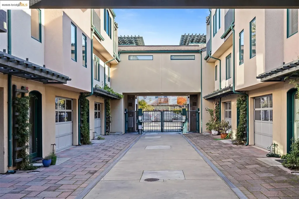 6555 Shattuck Avenue Oakland CA 94609