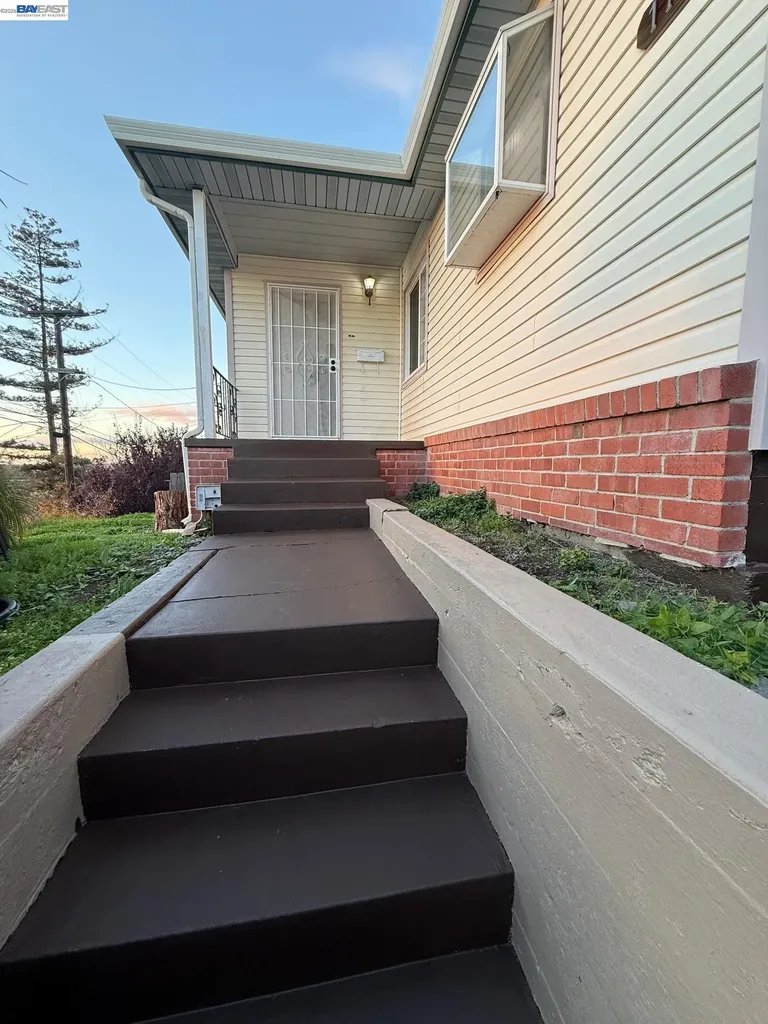 17028 Santa Fe Street Hayward CA 94541