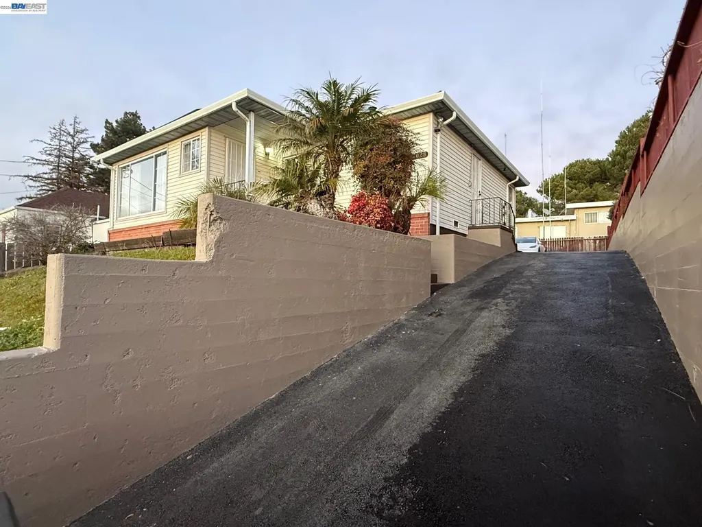 17028 Santa Fe Street Hayward CA 94541