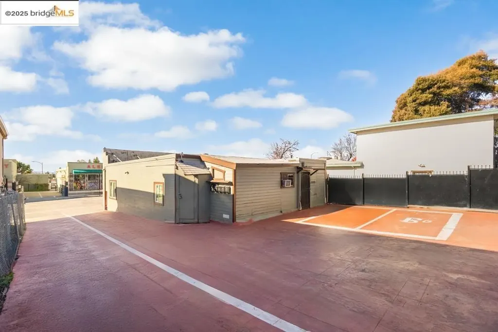 8016 Macarthur Boulevard Oakland CA 94605