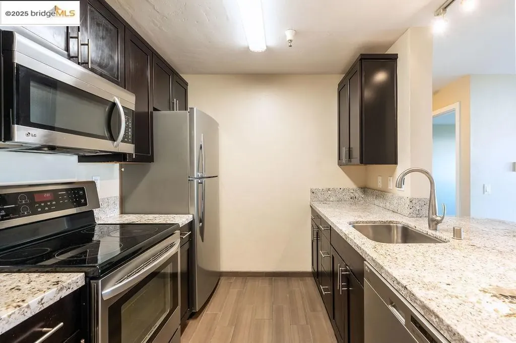 Emeryville CA, 6400 Christie Avenue, Unit 3213