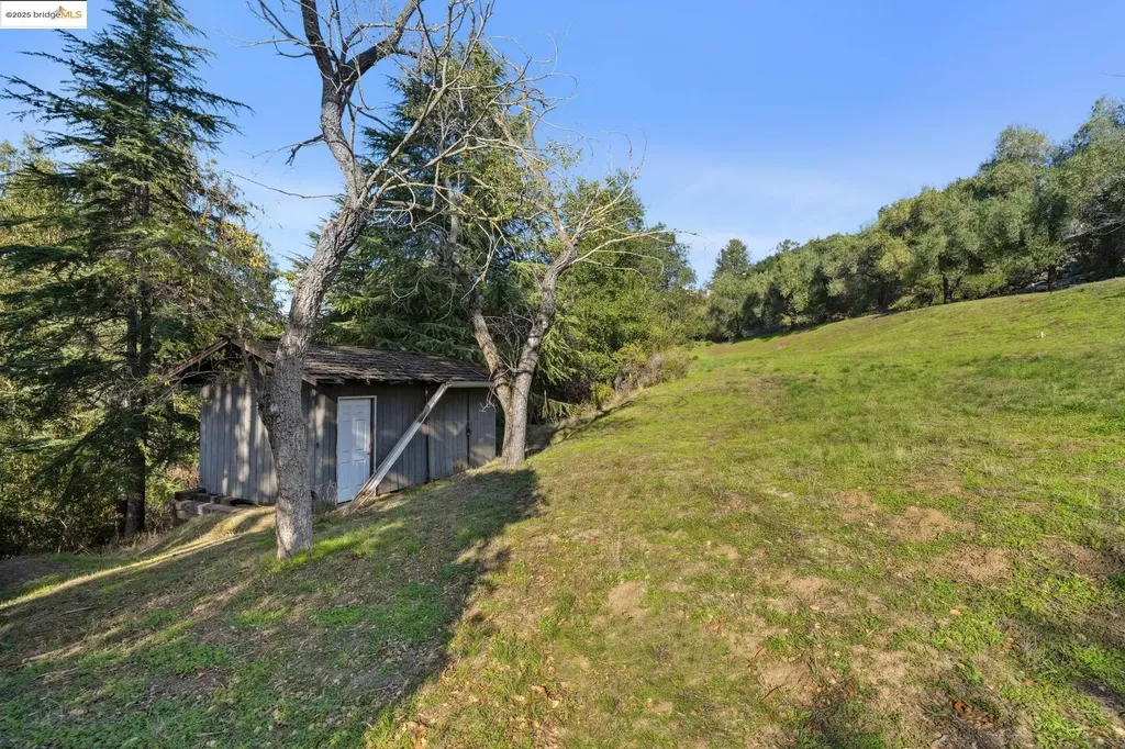 11330 Lochard Street Oakland CA 94605