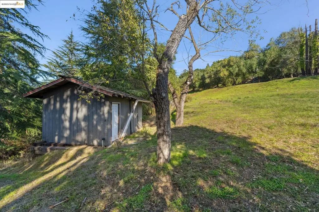 11330 Lochard Street Oakland CA 94605