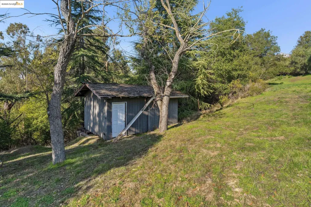 11330 Lochard Street Oakland CA 94605
