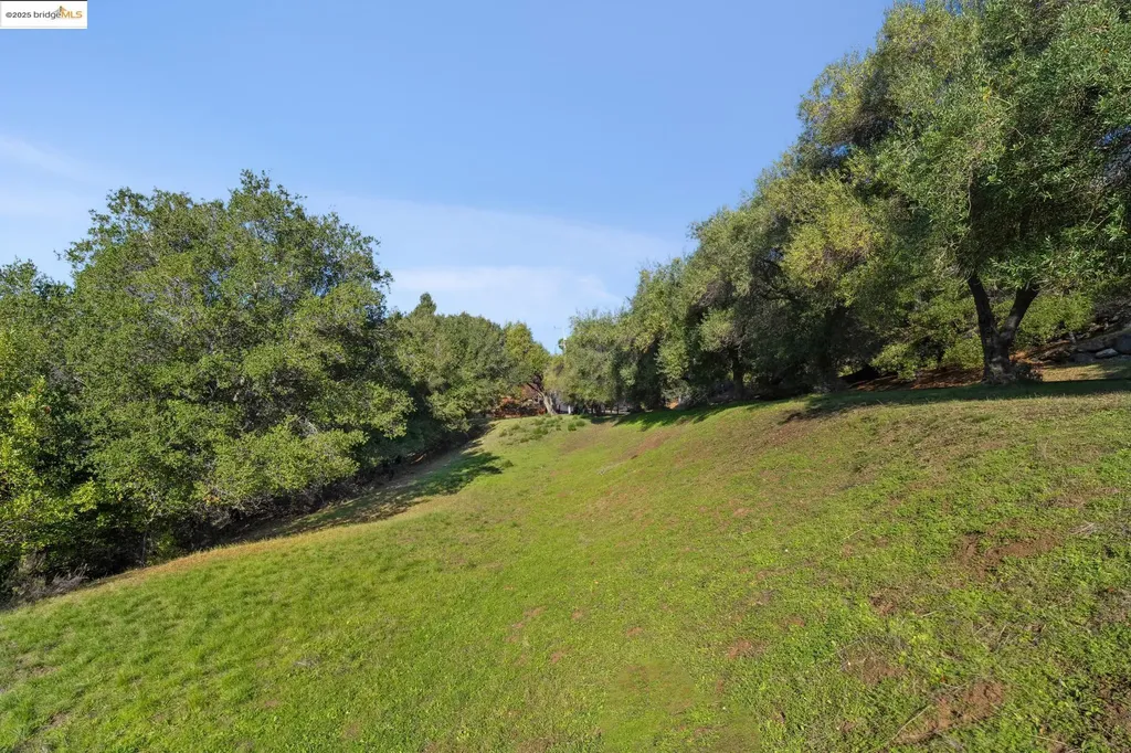11330 Lochard Street Oakland CA 94605