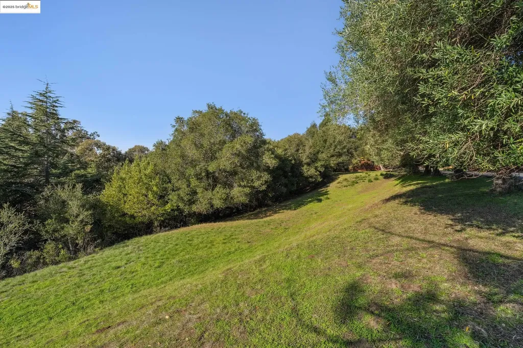 11330 Lochard Street Oakland CA 94605