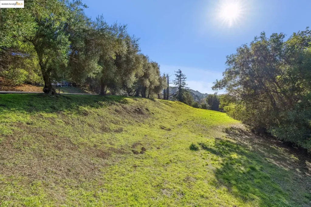 11330 Lochard Street Oakland CA 94605