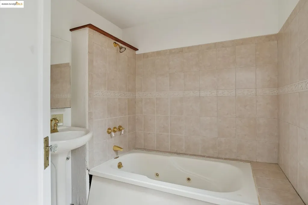 3710 Wisconsin Street Oakland CA 94619