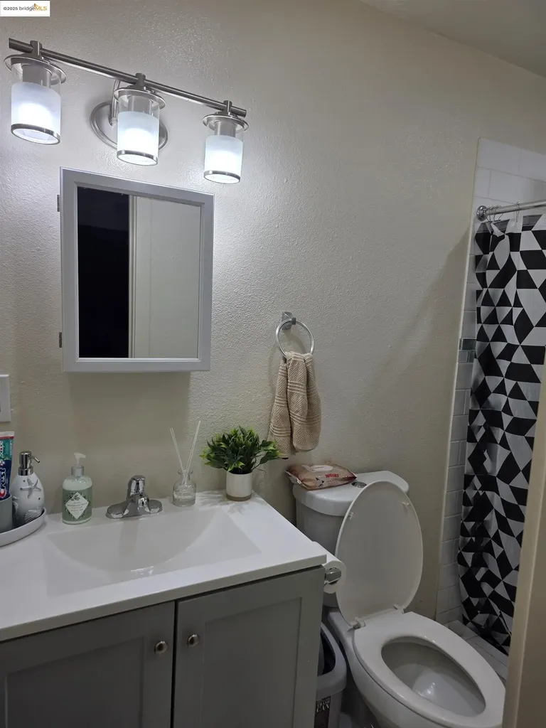 9821 E Street Oakland CA 94503