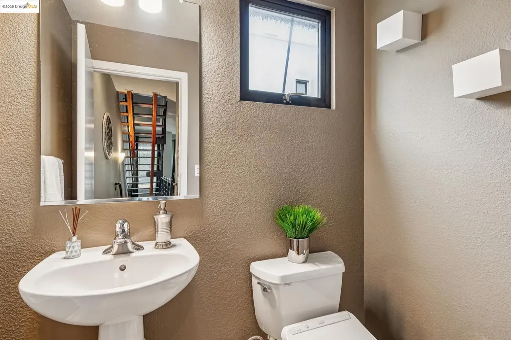 1211 Wood Street Oakland CA 94607