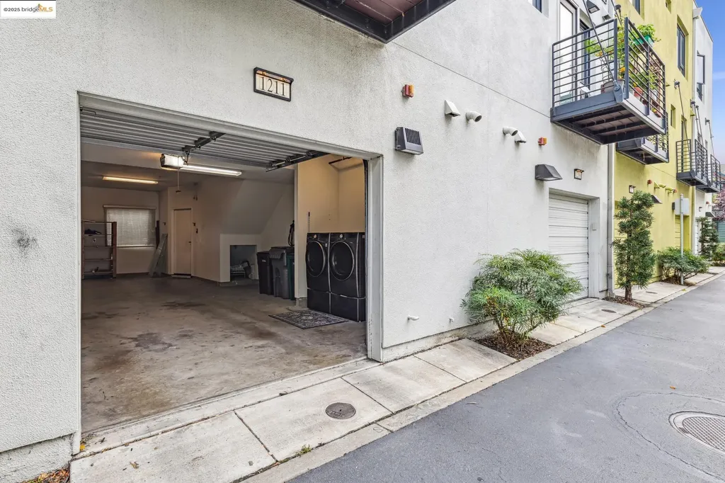 1211 Wood Street Oakland CA 94607