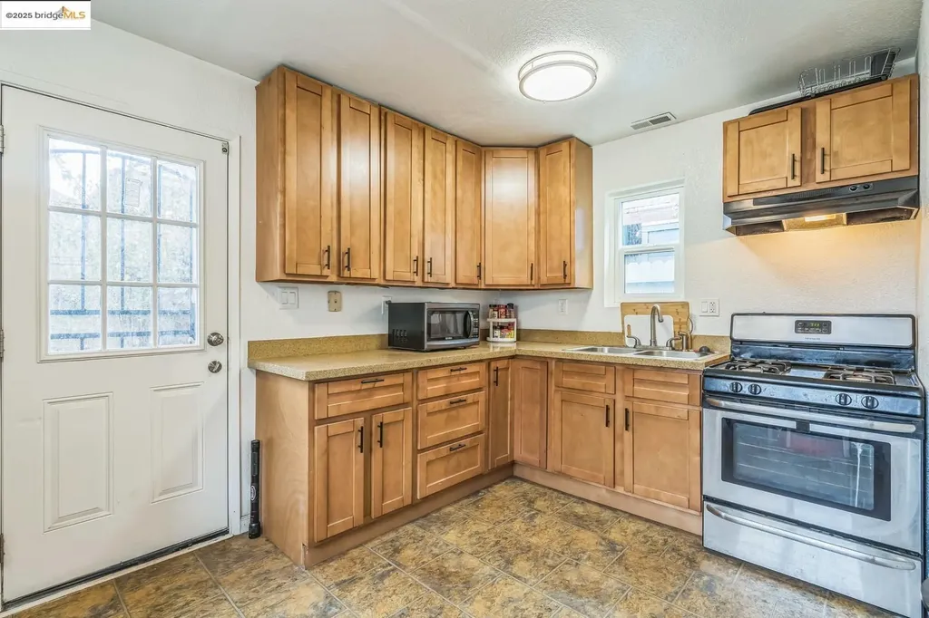 874 Pine Street Oakland CA 94607