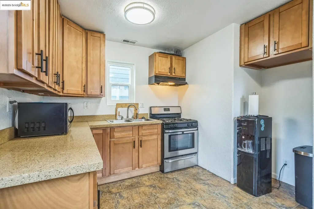 874 Pine Street Oakland CA 94607