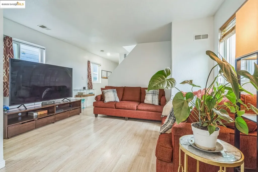 874 Pine Street Oakland CA 94607