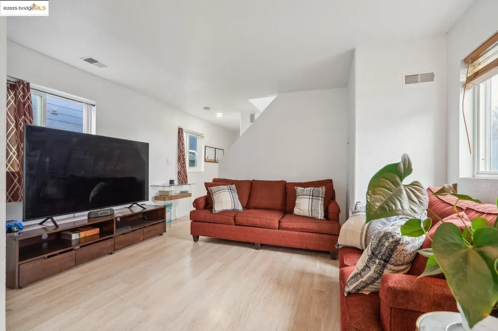 874 Pine Street Oakland CA 94607