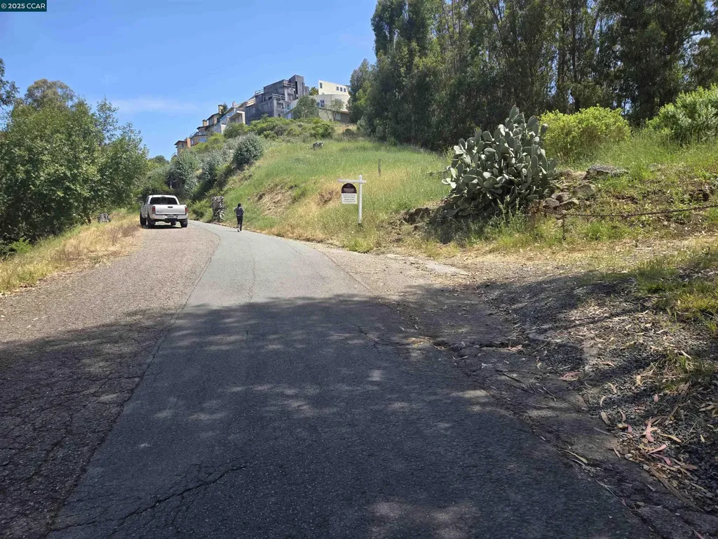 6595 Thorndale Drive Oakland CA 94611