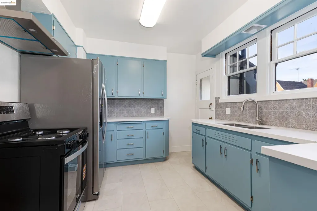 7601 Holly Street Oakland CA 94621