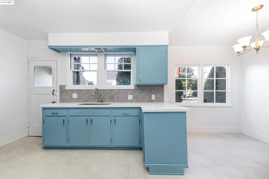 7601 Holly Street Oakland CA 94621