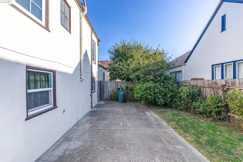 7601 Holly Street Oakland CA 94621