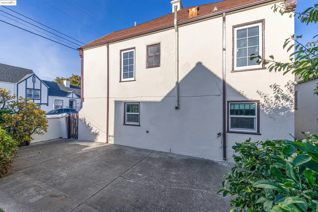 7601 Holly Street Oakland CA 94621