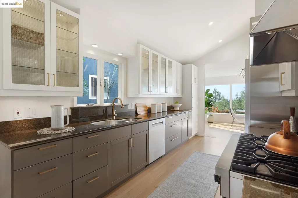 5973 Rincon Drive Oakland CA 94611