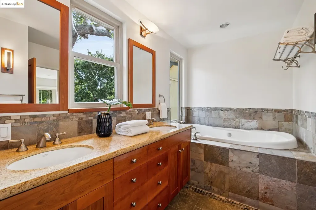 1297 Sunnyhills Road Oakland CA 94610