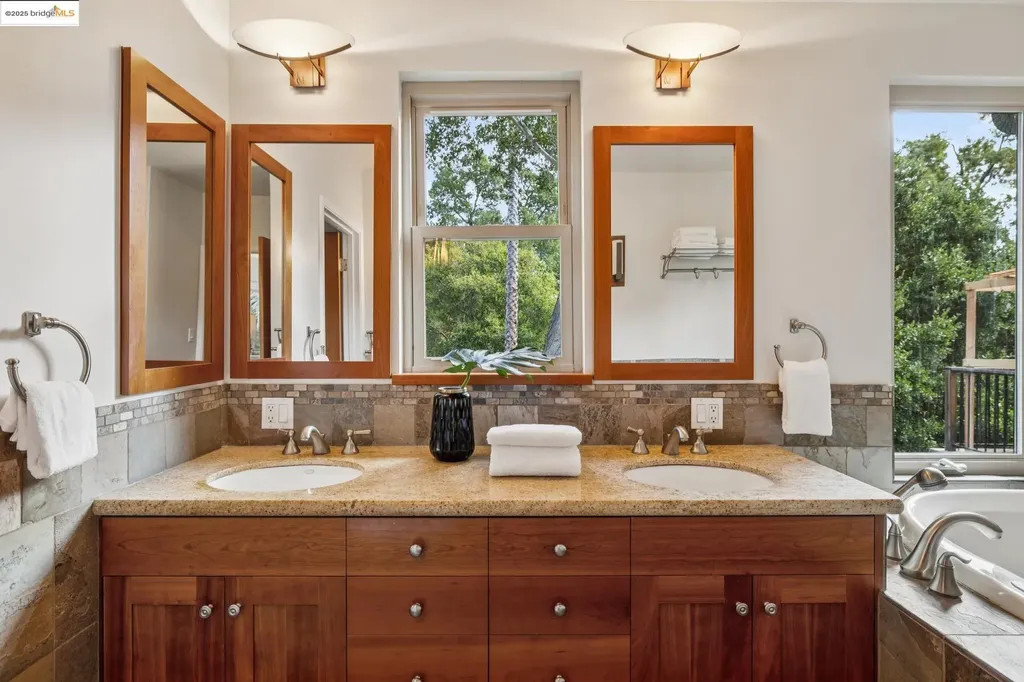 1297 Sunnyhills Road Oakland CA 94610