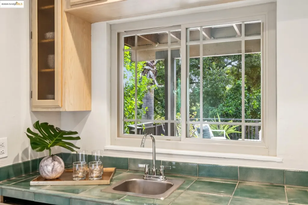 1297 Sunnyhills Road Oakland CA 94610