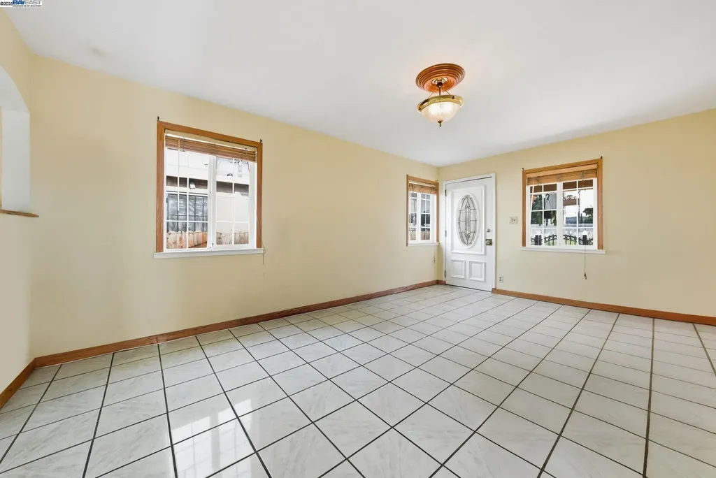 10507 Russet Street Oakland CA 94603