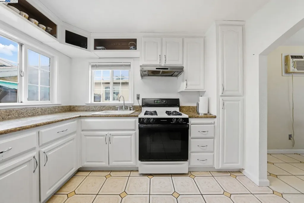 10507 Russet Street Oakland CA 94603