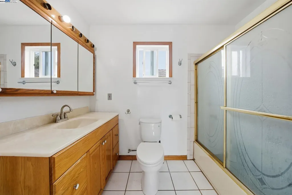 10507 Russet Street Oakland CA 94603