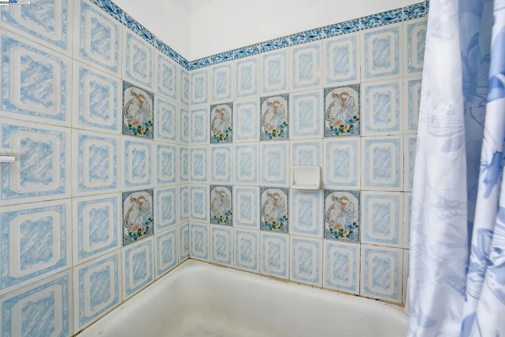 10507 Russet Street Oakland CA 94603