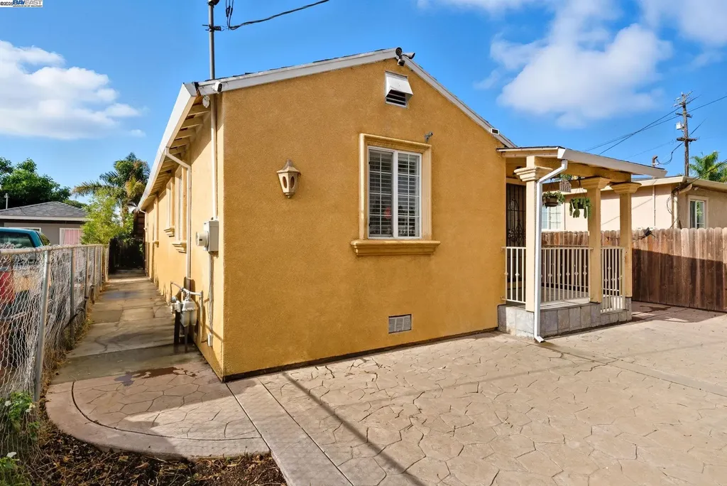 10507 Russet Street Oakland CA 94603