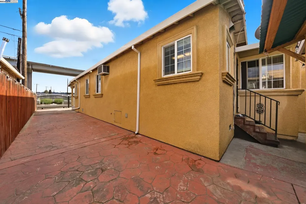 10507 Russet Street Oakland CA 94603